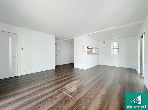 シンプルなリビングは、観葉植物等のインテリアを楽しめますね！パパ好みにも、ママ好みにも家具次第で雰囲気を変えることができます！