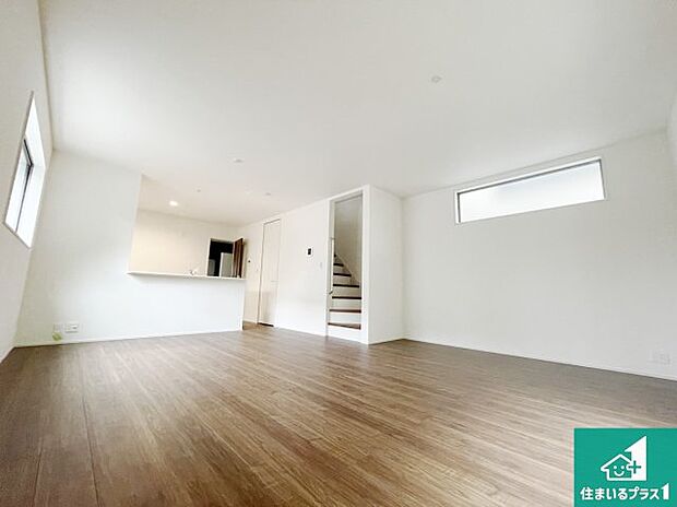 シンプルなリビングは、観葉植物等のインテリアを楽しめますね!パパ好みにも、ママ好みにも家具次第で雰囲気を変えることができます!