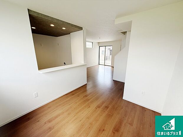 日当たり良好の明るいリビングで朝の目覚めもスッキリできそう！対面キッチンでご家族のコミュニケーションも自然と増える設計！小さなお子様が遊ぶスペースを作っても広々とくつろげるLDK！