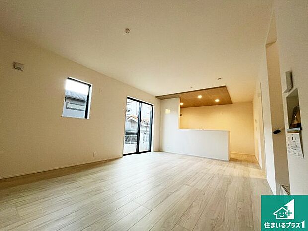 明るいリビングで朝の目覚めもスッキリできそう！対面キッチンでご家族のコミュニケーションも自然と増える設計！小さなお子様が遊ぶスペースを作っても広々とくつろげるLDK！