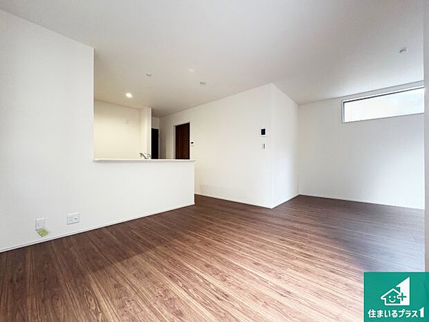 シンプルなリビングは、観葉植物等のインテリアを楽しめますね！パパ好みにも、ママ好みにも家具次第で雰囲気を変えることができます！