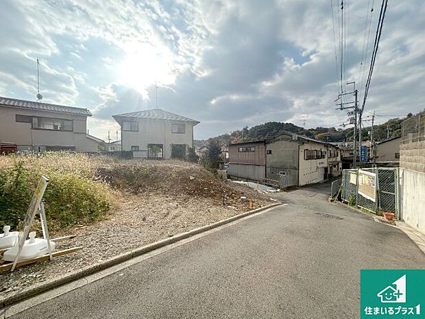 周辺は落ち着いた街並みの住宅地！子育てがしやすい住環境です！まだ未完成ですが、現地でしかわからない事もございます。是非一度ご覧ください。