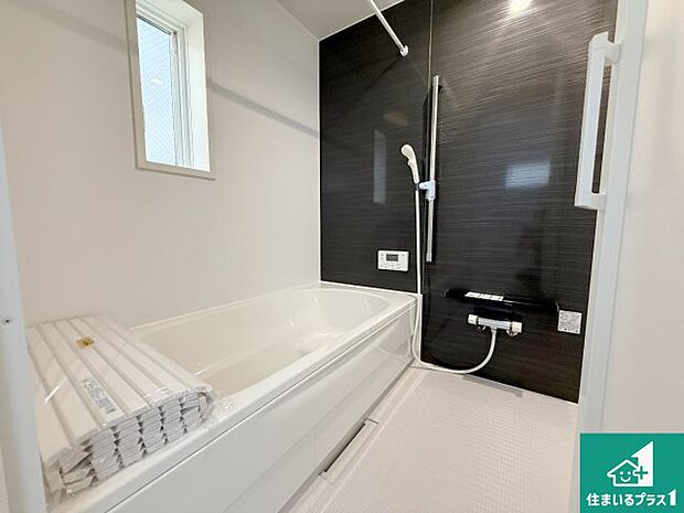 足をゆったり伸ばして寛げる浴槽です。窓が設けられていますので差し込む光が明るく穏やかな雰囲気にしてくれます♪浴室乾燥機も設置しているので、雨の日の洗濯物も安心です♪