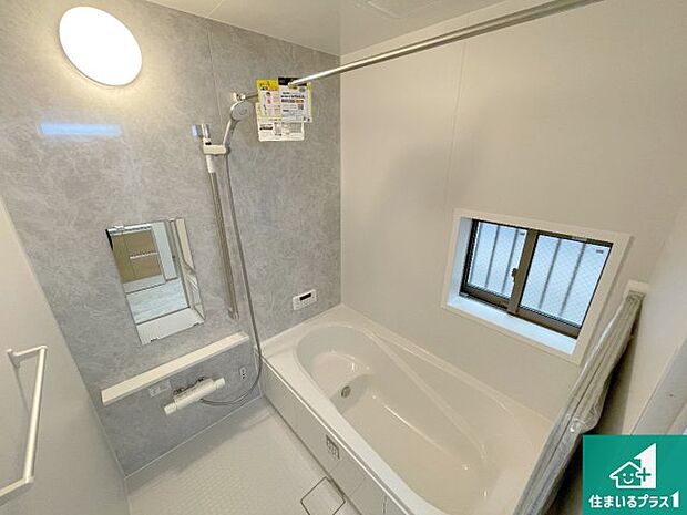 足をゆったり伸ばして寛げる浴槽です。窓が設けられていますので差し込む光が明るく穏やかな雰囲気にしてくれます♪浴室乾燥機も設置しているので、雨の日の洗濯物も安心です♪