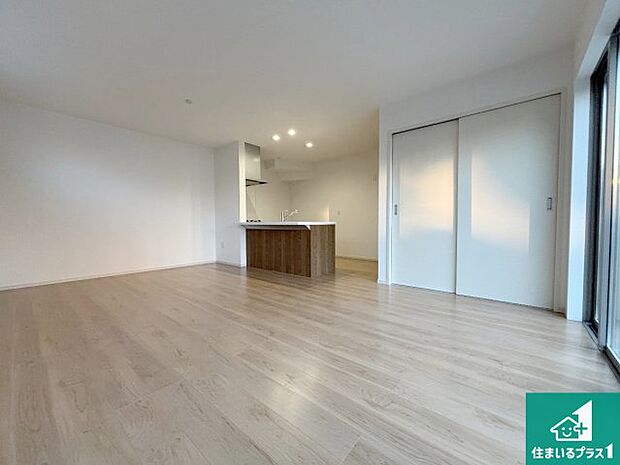 シンプルなリビングは、観葉植物等のインテリアを楽しめますね!パパ好みにも、ママ好みにも家具次第で雰囲気を変えることができます!