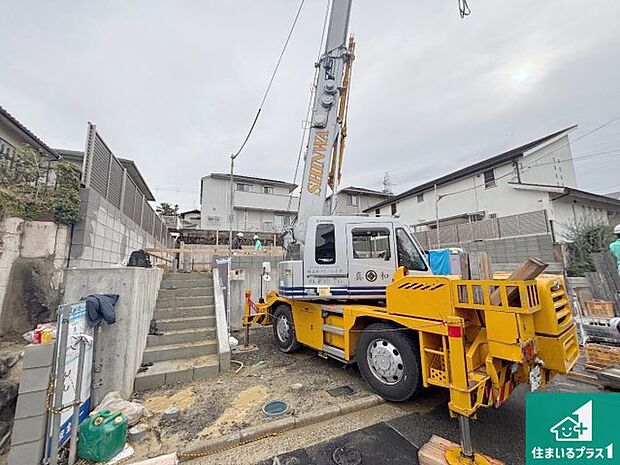 周辺は落ち着いた街並みの住宅地!子育てがしやすい住環境です!まだ未完成ですが、現地でしかわからない事もございます。是非一度ご覧ください。