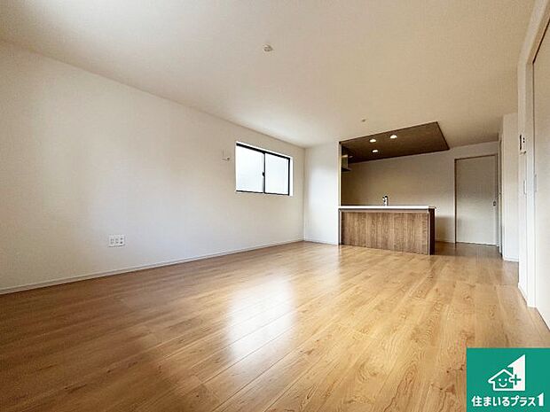 シンプルなリビングは、観葉植物等のインテリアを楽しめますね!パパ好みにも、ママ好みにも家具次第で雰囲気を変えることができます!