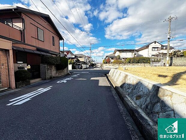周辺は落ち着いた街並みの住宅地!子育てがしやすい住環境です!まだ未完成ですが、現地でしかわからない事もございます。是非一度ご覧ください。