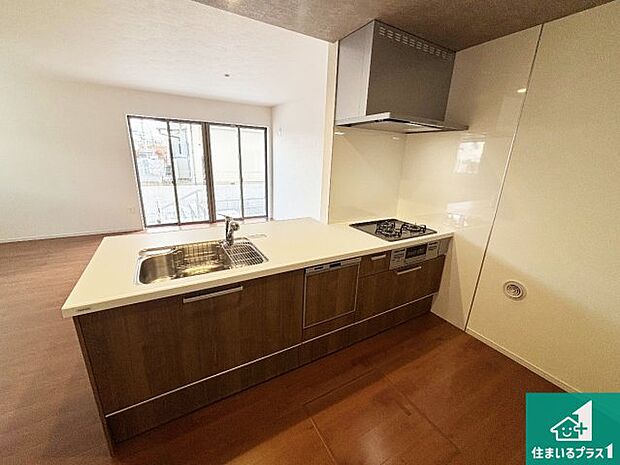 リビングと統一感があり、使い勝手のいいキッチン。広々としているので、二人並んで作業が出来ちゃいます。お子様と一緒に色々なお料理に挑戦できるスペースがあります。