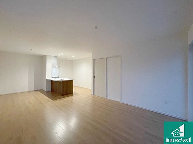 シンプルなリビングは、観葉植物等のインテリアを楽しめますね!パパ好みにも、ママ好みにも家具次第で雰囲気を変えることができます!