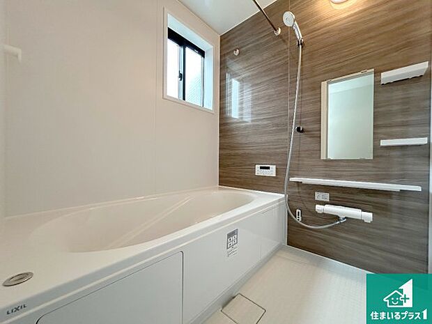 足をゆったり伸ばして寛げる浴槽です。窓が設けられていますので差し込む光が明るく穏やかな雰囲気にしてくれます♪浴室乾燥機も設置しているので、雨の日の洗濯物も安心です♪