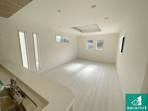 明るいリビングで朝の目覚めもスッキリできそう!対面キッチンでご家族のコミュニケーションも自然と増える設計!小さなお子様が遊ぶスペースを作っても広々とくつろげるLDK!