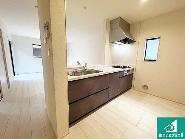 リビングと統一感があり、使い勝手のいいキッチン。広々としているので、二人並んで作業が出来ちゃいます。お子様と一緒に色々なお料理に挑戦できるスペースがあります。