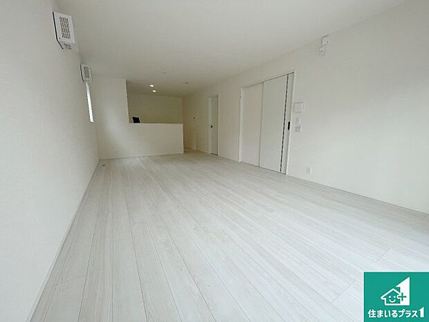 シンプルなリビングは、観葉植物等のインテリアを楽しめますね!パパ好みにも、ママ好みにも家具次第で雰囲気を変えることができます!