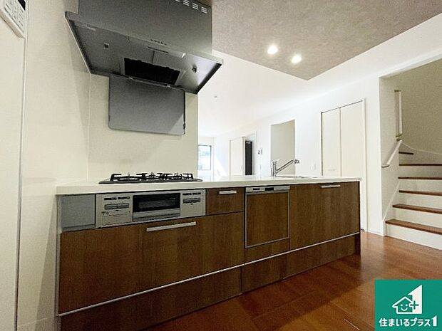 リビングと統一感があり、使い勝手のいいキッチン。広々としているので、二人並んで作業が出来ちゃいます。お子様と一緒に色々なお料理に挑戦できるスペースがあります。