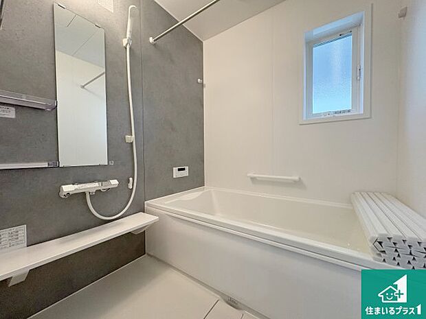 足をゆったり伸ばして寛げる浴槽です。窓が設けられていますので差し込む光が明るく穏やかな雰囲気にしてくれます♪浴室乾燥機も設置しているので、雨の日の洗濯物も安心です♪