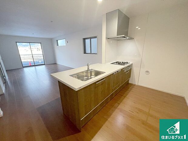 リビングと統一感があり、使い勝手のいいキッチン。広々としているので、二人並んで作業が出来ちゃいます。お子様と一緒に色々なお料理に挑戦できるスペースがあります。