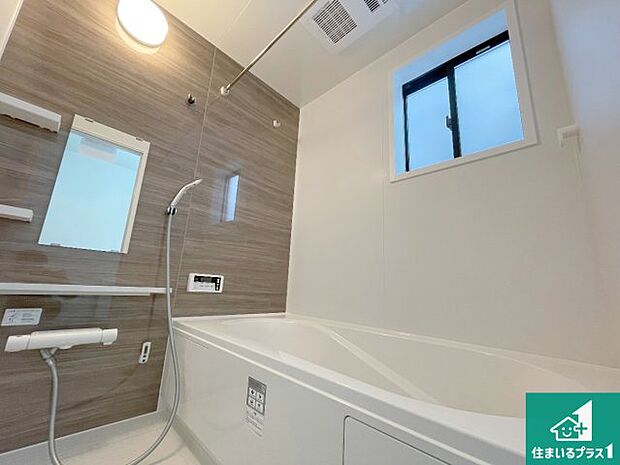 足をゆったり伸ばして寛げる浴槽です。窓が設けられていますので差し込む光が明るく穏やかな雰囲気にしてくれます♪浴室乾燥機も設置しているので、雨の日の洗濯物も安心です♪