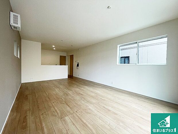 日当たり良好の明るいリビングで朝の目覚めもスッキリできそう!対面キッチンでご家族のコミュニケーションも自然と増える設計!小さなお子様が遊ぶスペースを作っても広々とくつろげるLDK!