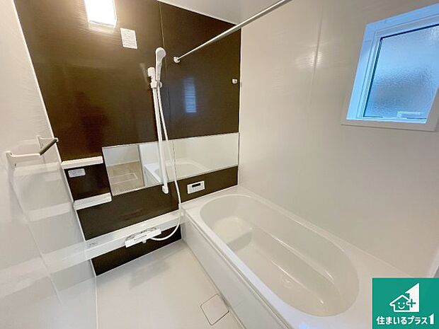 足をゆったり伸ばして寛げる浴槽です。窓が設けられていますので差し込む光が明るく穏やかな雰囲気にしてくれます♪浴室乾燥機も設置しているので、雨の日の洗濯物も安心です♪