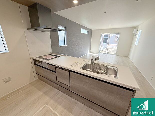 リビングと統一感があり、使い勝手のいいキッチン。広々としているので、二人並んで作業が出来ちゃいます。お子様と一緒に色々なお料理に挑戦できるスペースがあります。