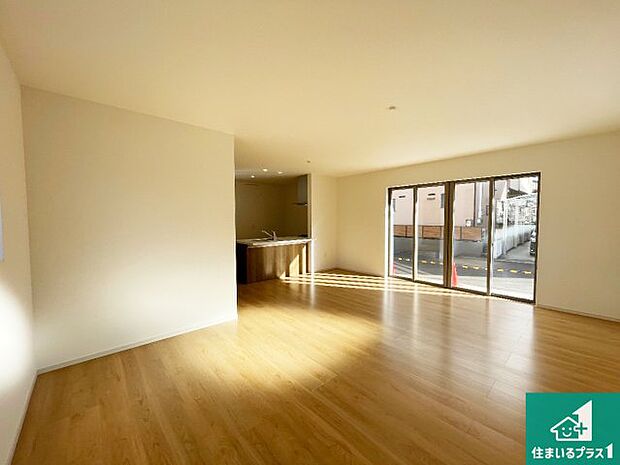 日当たり良好の明るいリビングで朝の目覚めもスッキリできそう!対面キッチンでご家族のコミュニケーションも自然と増える設計!小さなお子様が遊ぶスペースを作っても広々とくつろげるLDK!