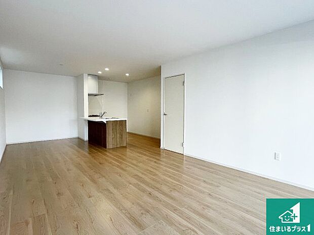 日当たり良好の明るいリビングで朝の目覚めもスッキリできそう!対面キッチンでご家族のコミュニケーションも自然と増える設計!小さなお子様が遊ぶスペースを作っても広々とくつろげるLDK!