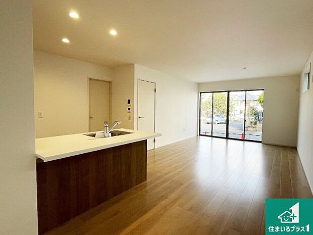 シンプルなリビングは、観葉植物等のインテリアを楽しめますね!パパ好みにも、ママ好みにも家具次第で雰囲気を変えることができます!