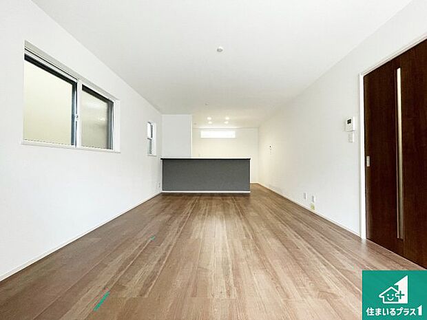 リビングと統一感があり、使い勝手のいいキッチン。広々としているので、二人並んで作業が出来ちゃいます。お子様と一緒に色々なお料理に挑戦できるスペースがあります。