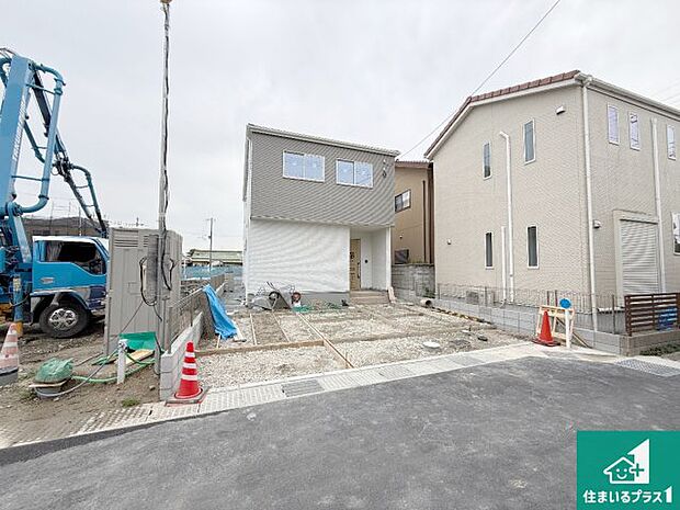 周辺は落ち着いた街並みの住宅地!子育てがしやすい住環境です!まだ未完成ですが、現地でしかわからない事もございます。是非一度ご覧ください。