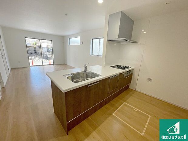 リビングと統一感があり、使い勝手のいいキッチン。広々としているので、二人並んで作業が出来ちゃいます。お子様と一緒に色々なお料理に挑戦できるスペースがあります。