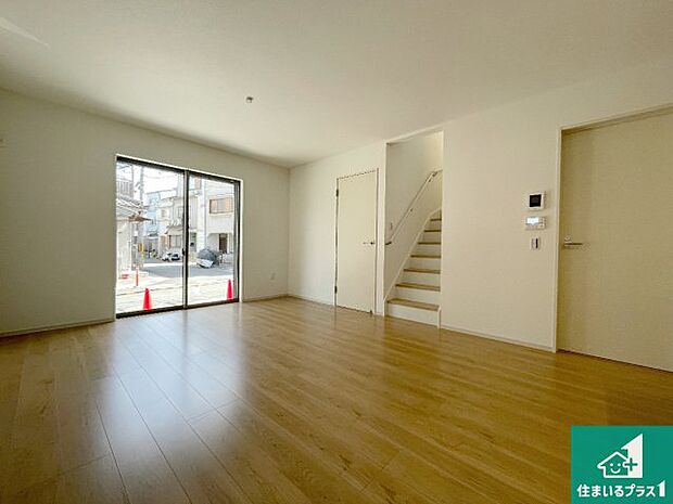 明るいリビングで朝の目覚めもスッキリできそう!対面キッチンでご家族のコミュニケーションも自然と増える設計!小さなお子様が遊ぶスペースを作っても広々とくつろげるLDK!