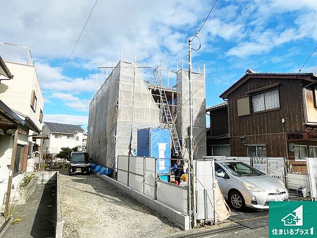 周辺は落ち着いた街並みの住宅地！子育てがしやすい住環境です！まだ未完成ですが、現地でしかわからない事もございます。是非一度ご覧ください。