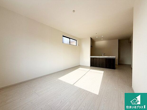 シンプルなリビングは、観葉植物等のインテリアを楽しめますね!パパ好みにも、ママ好みにも家具次第で雰囲気を変えることができます!