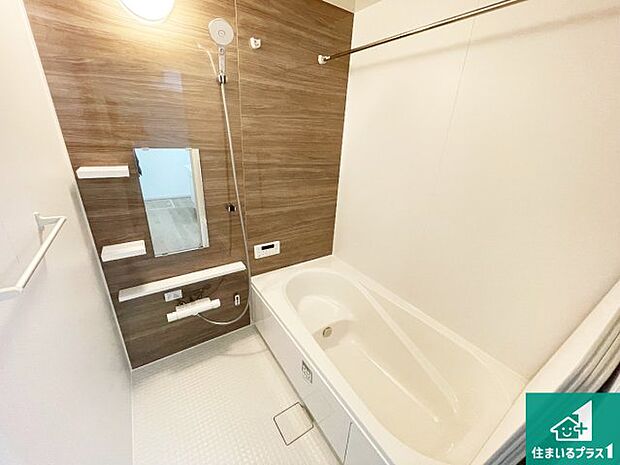 足をゆったり伸ばして寛げる浴槽です。窓が設けられていますので差し込む光が明るく穏やかな雰囲気にしてくれます♪浴室乾燥機も設置しているので、雨の日の洗濯物も安心です♪