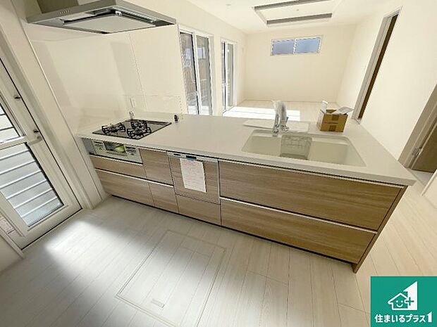 リビングと統一感があり、使い勝手のいいキッチン。広々としているので、二人並んで作業が出来ちゃいます。お子様と一緒に色々なお料理に挑戦できるスペースがあります。