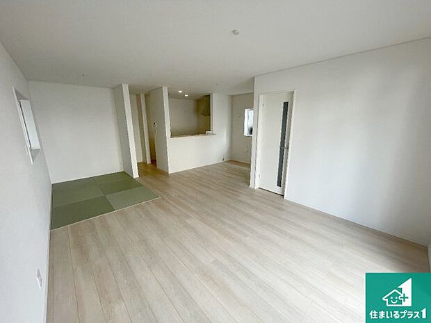 シンプルなリビングは、観葉植物等のインテリアを楽しめますね!パパ好みにも、ママ好みにも家具次第で雰囲気を変えることができます!