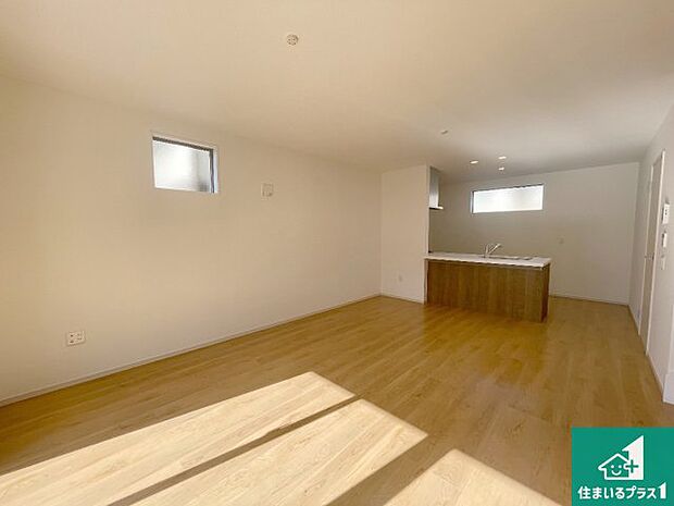 日当たり良好の明るいリビングで朝の目覚めもスッキリできそう!対面キッチンでご家族のコミュニケーションも自然と増える設計!小さなお子様が遊ぶスペースを作っても広々とくつろげるLDK!