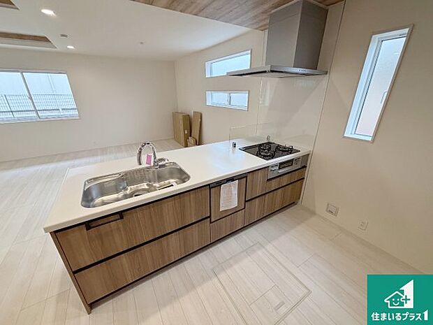 リビングと統一感があり、使い勝手のいいキッチン。広々としているので、二人並んで作業が出来ちゃいます。お子様と一緒に色々なお料理に挑戦できるスペースがあります。