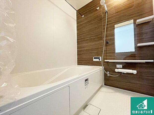 足をゆったり伸ばして寛げる浴槽です。窓が設けられていますので差し込む光が明るく穏やかな雰囲気にしてくれます♪浴室乾燥機も設置しているので、雨の日の洗濯物も安心です♪