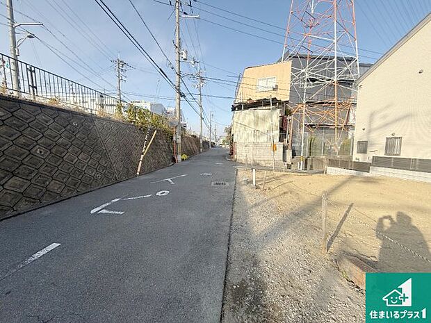 周辺は落ち着いた街並みの住宅地!子育てがしやすい住環境です!まだ未完成ですが、現地でしかわからない事もございます。是非一度ご覧ください。