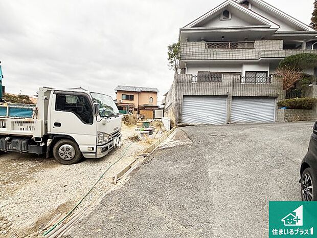 周辺は落ち着いた街並みの住宅地!子育てがしやすい住環境です!まだ未完成ですが、現地でしかわからない事もございます。是非一度ご覧ください。