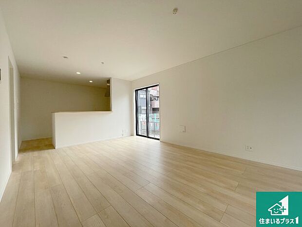 シンプルなリビングは、観葉植物等のインテリアを楽しめますね!パパ好みにも、ママ好みにも家具次第で雰囲気を変えることができます!