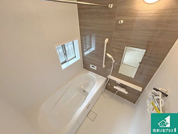 足をゆったり伸ばして寛げる浴槽です。窓が設けられていますので差し込む光が明るく穏やかな雰囲気にしてくれます♪浴室乾燥機も設置しているので、雨の日の洗濯物も安心です♪