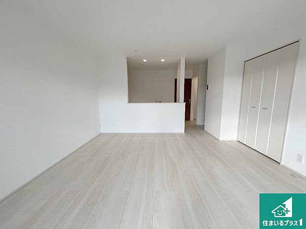 シンプルなリビングは、観葉植物等のインテリアを楽しめますね!パパ好みにも、ママ好みにも家具次第で雰囲気を変えることができます!