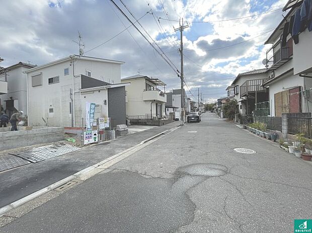 周辺は落ち着いた街並みの住宅地!子育てがしやすい住環境です!まだ未完成ですが、現地でしかわからない事もございます。是非一度ご覧ください。