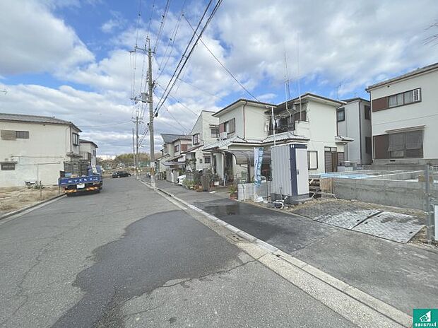周辺は落ち着いた街並みの住宅地!子育てがしやすい住環境です!まだ未完成ですが、現地でしかわからない事もございます。是非一度ご覧ください。