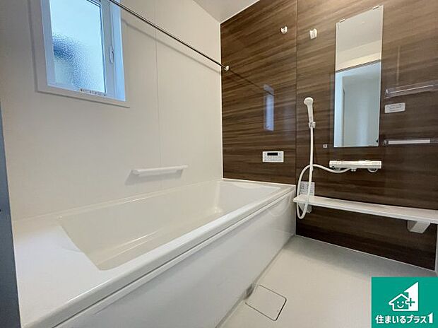 足をゆったり伸ばして寛げる浴槽です。窓が設けられていますので差し込む光が明るく穏やかな雰囲気にしてくれます♪浴室乾燥機も設置しているので、雨の日の洗濯物も安心です♪