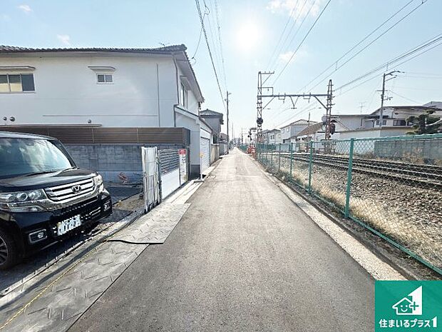 周辺は落ち着いた街並みの住宅地!子育てがしやすい住環境です!まだ未完成ですが、現地でしかわからない事もございます。是非一度ご覧ください。