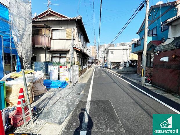 周辺は落ち着いた街並みの住宅地!子育てがしやすい住環境です!まだ未完成ですが、現地でしかわからない事もございます。是非一度ご覧ください。